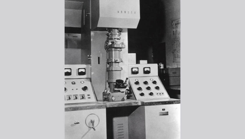 国産2号機となるSUM-1型電子顕微鏡