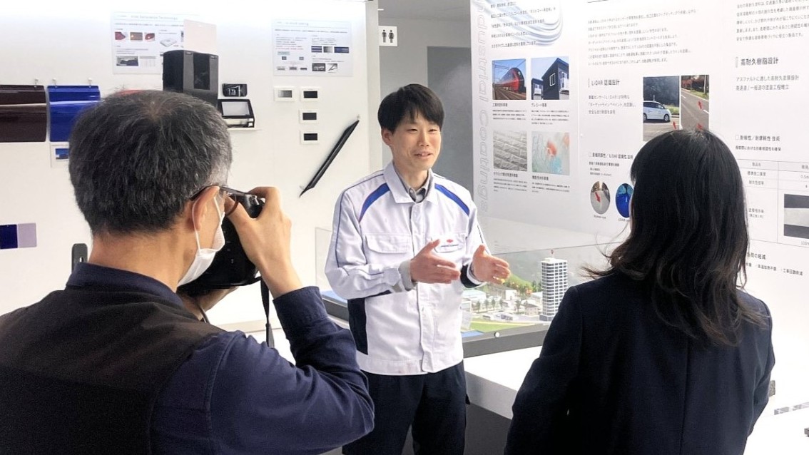 東京新聞に自動運転用特殊塗料「ターゲットラインペイント」を紹介する記事が掲載されました