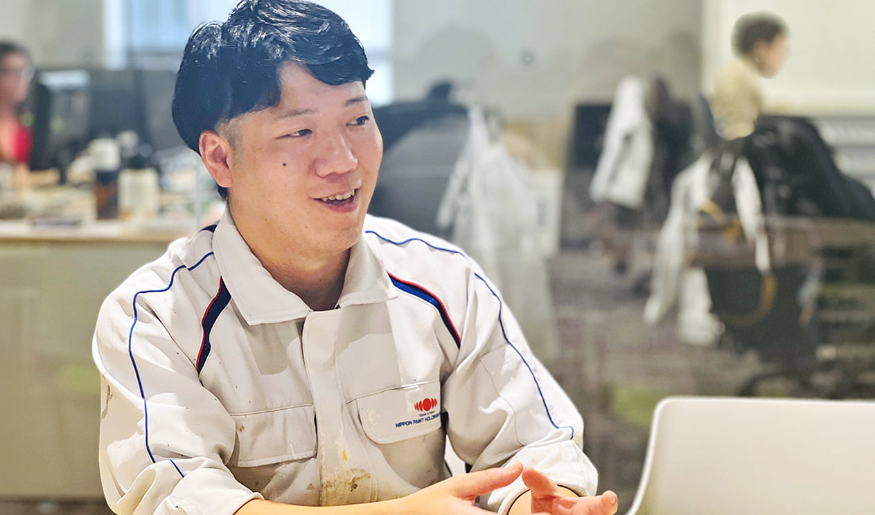 Photo: A development manager explaining about High Barrier Mechanism