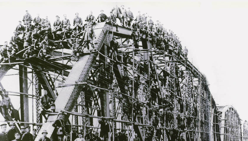 大正8年（1919年）の天竜川橋梁塗り替え工事と塗工部所属の塗装工。