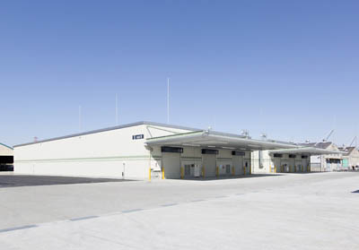 新設した製品保管倉庫棟(手前の二つの建物)