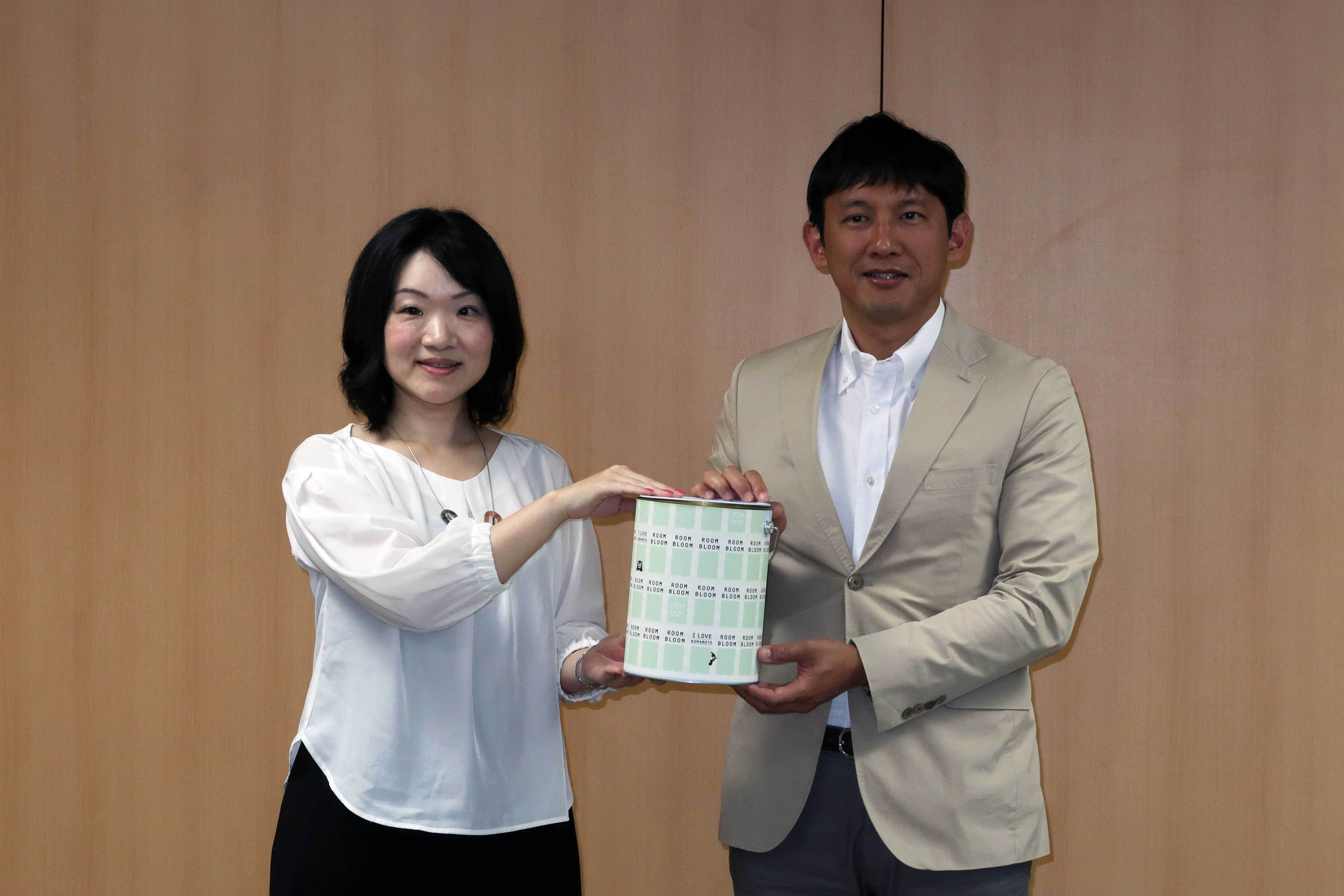 (左)事業開発室長 中澤淑子 (右)熊本県庁 小野秦輔副知事