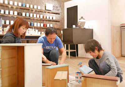 ROOMBLOOM東京で行われたペイントワークショップの様子。ROOMBLOOM大阪でも開催予定です。