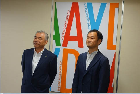 田堂社長・藤原氏 AYDAのポスター前にて
