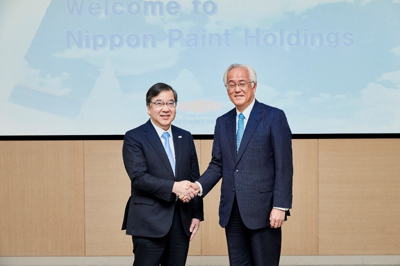 Photo：December 2019　Location：Tokyo Office, Nippon Paint Holdings Co., Ltd. (Left)：Makoto Gonokami, President, The University of Tokyo (Right)：Masaaki Tanaka, Chairman, President & CEO, Nippon Paint Holdings Co., Ltd.