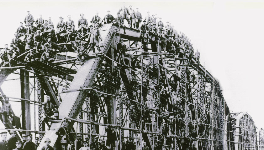 Painters from the Coating Department on the Tenryugawa Bridge being recoated in 1919.