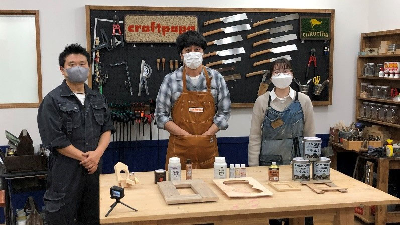 Scene from the collaborative video on Mr. Yamazaki’s DIY YouTube channel, craftpapa, featuring Nippon Paint(Location: Hands-on DIY shop tukuriba Futako Tamagawa store)