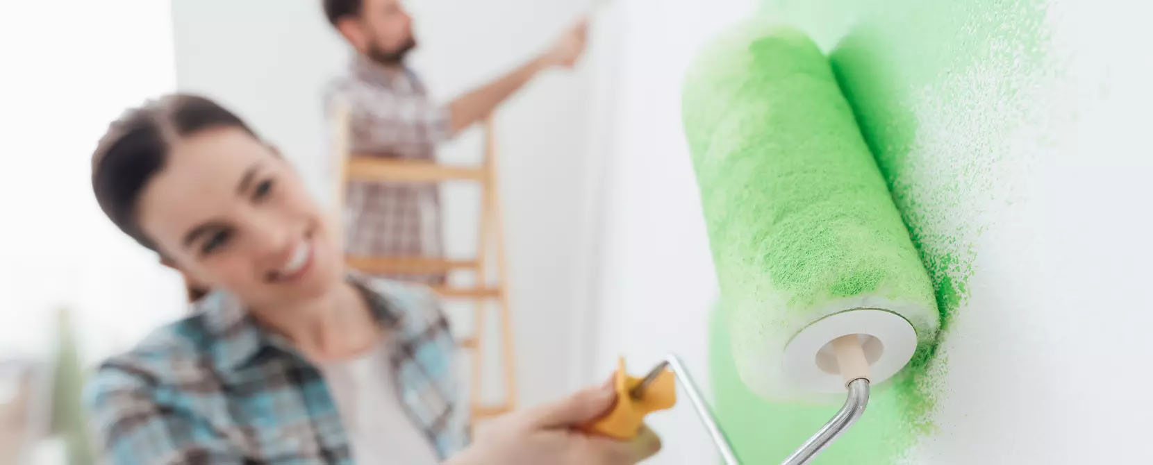 A paint which hardly spatters during painting using a paint roller