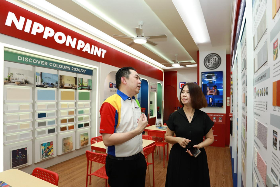 日本ペイントインドネシアのメダン旗艦店の店内