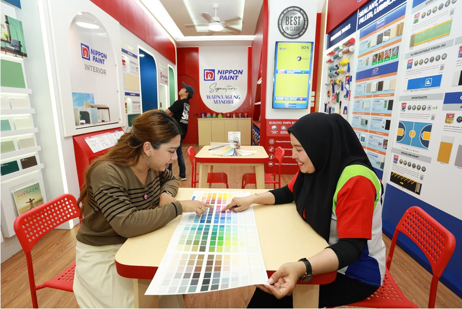 メダン旗艦店で顧客にカラー提案を行う日本ペイントインドネシアのスタッフ