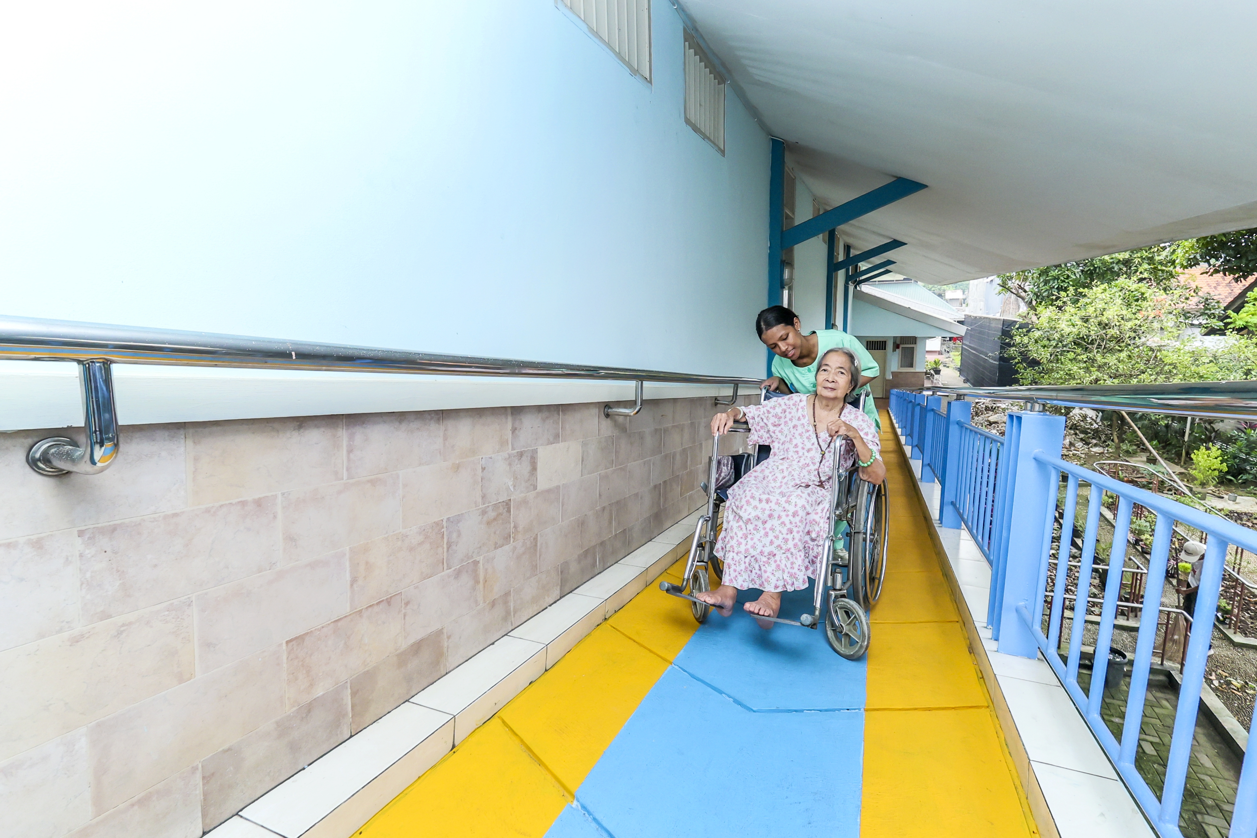 車いす利用者の移動に配慮した色分けされた通路