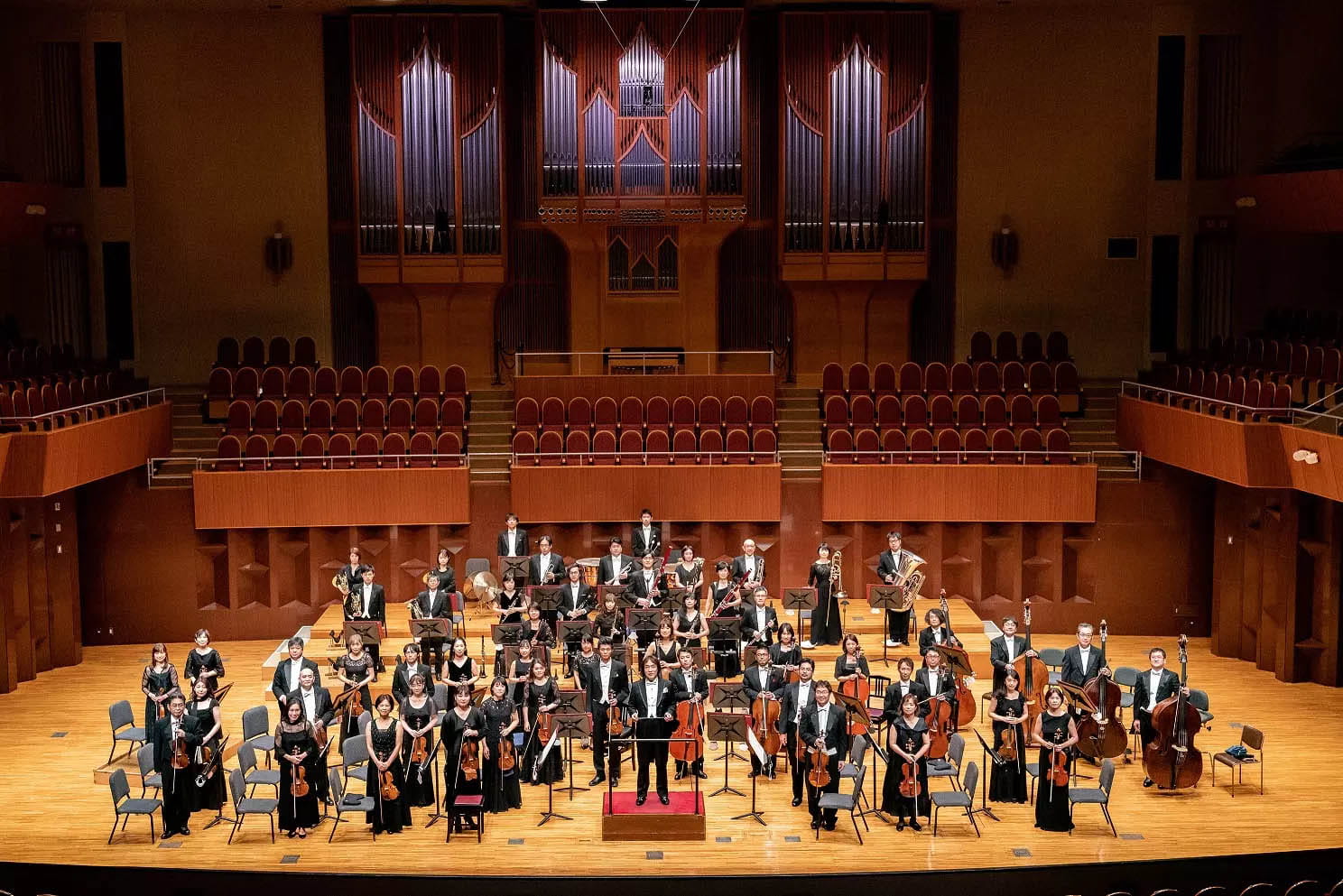 Norichika Iimori, Principal Conductor and members of the Japan Century Symphony Orchestra　(c)Masaharu Eguchi -