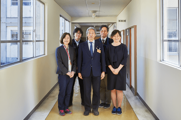 抗ウイルス・抗菌製品を寄贈した山形県立山形盲学校の先生方