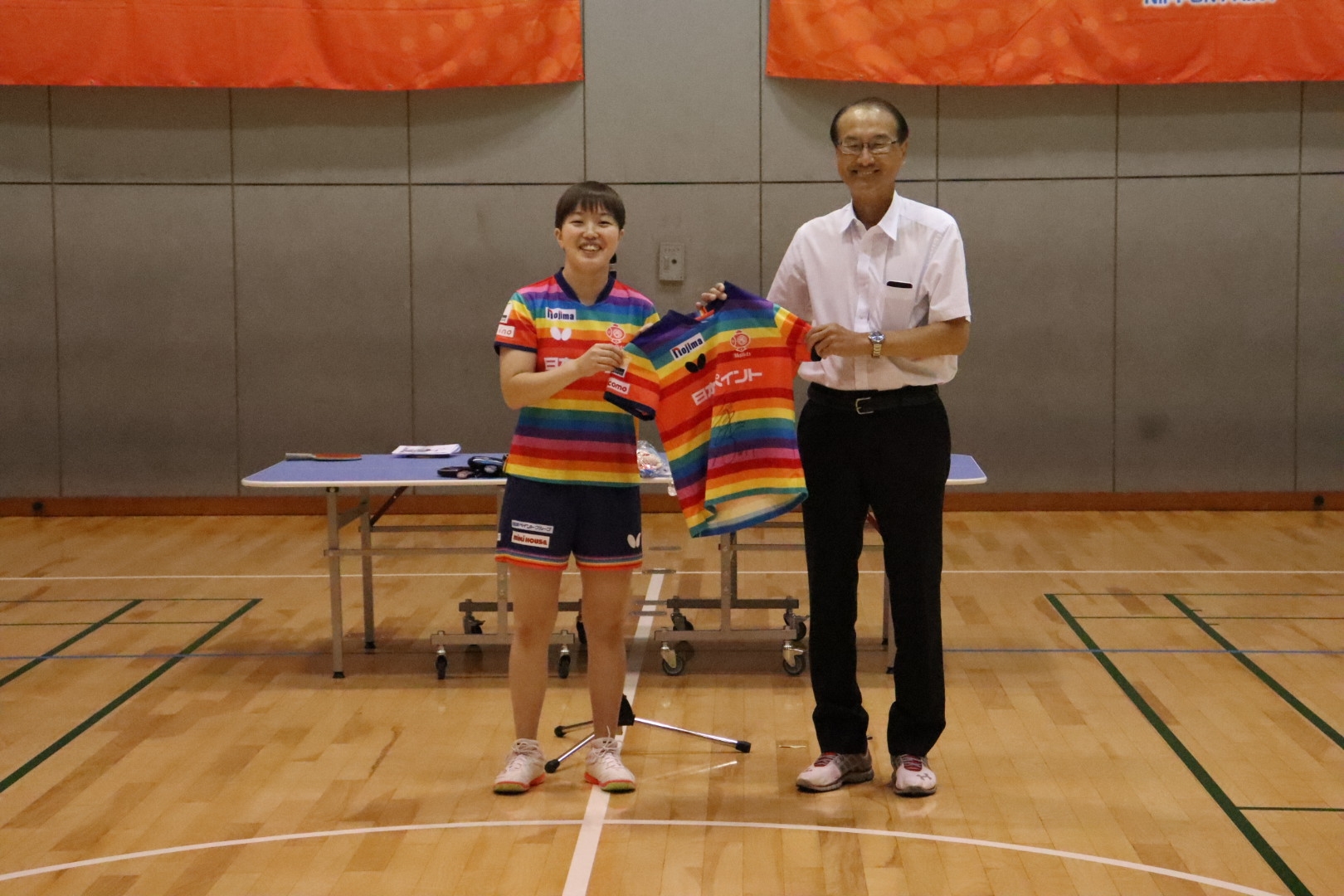ユニフォームを米本市長(右)へ贈呈する芝田選手(左)