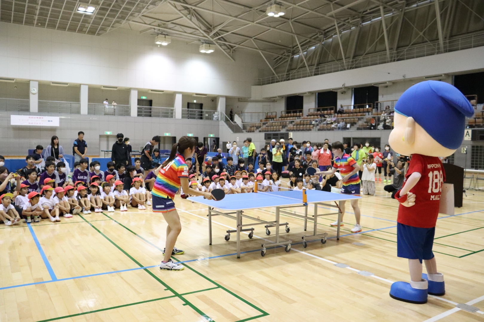 デモンストレーションをみせる 打浪アンバサダー(左)と芝田選手(右)