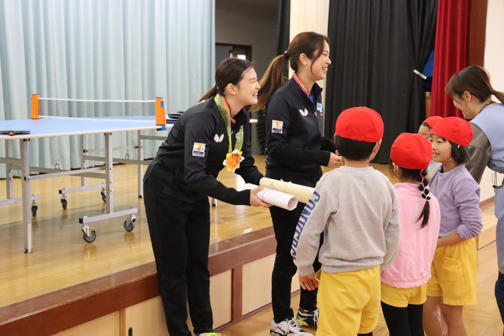 プレゼントを受け取り笑顔を見せる橋本選手(左)と打浪アンバサダー(右)
