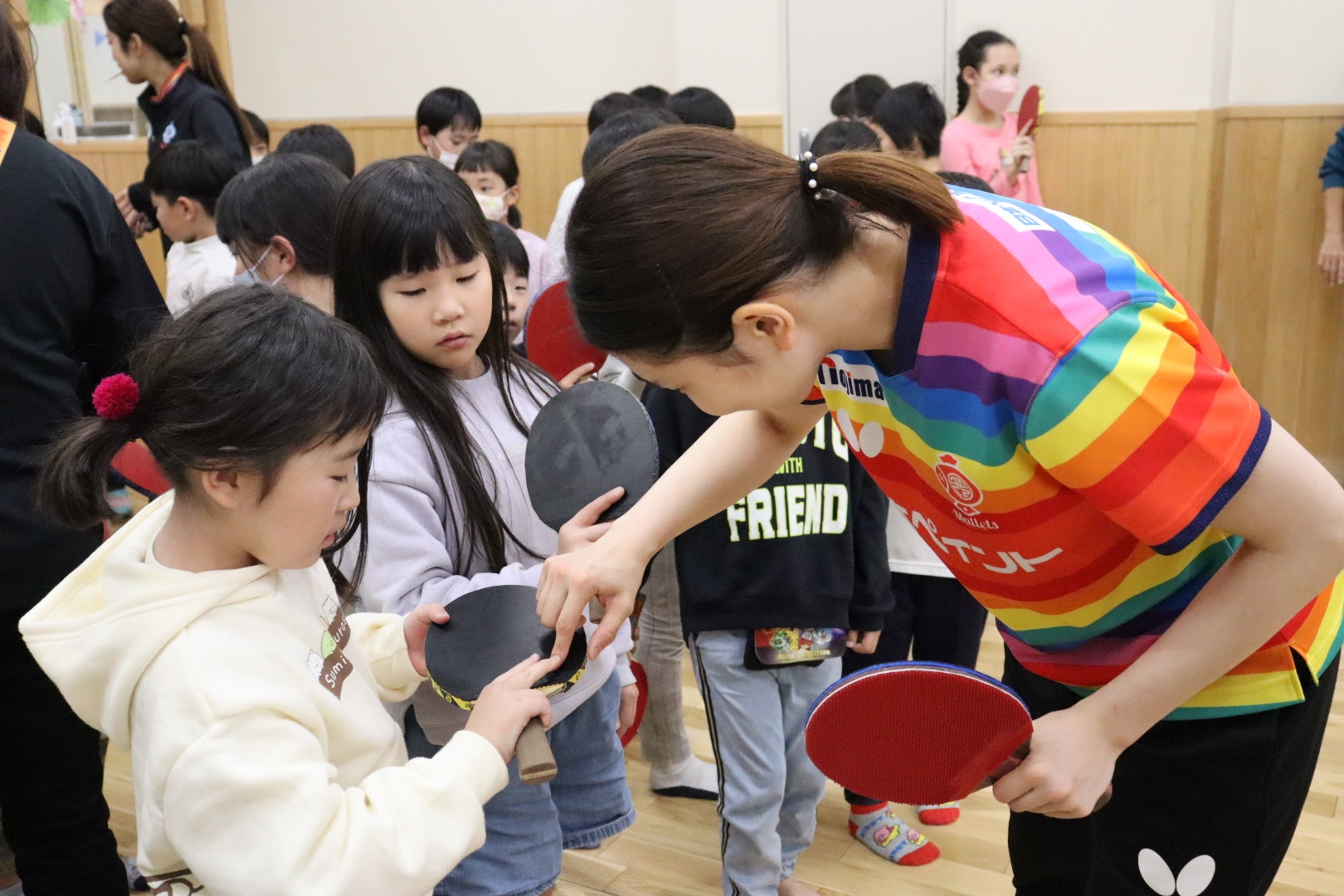 ラケットの握り方を教える橋本選手