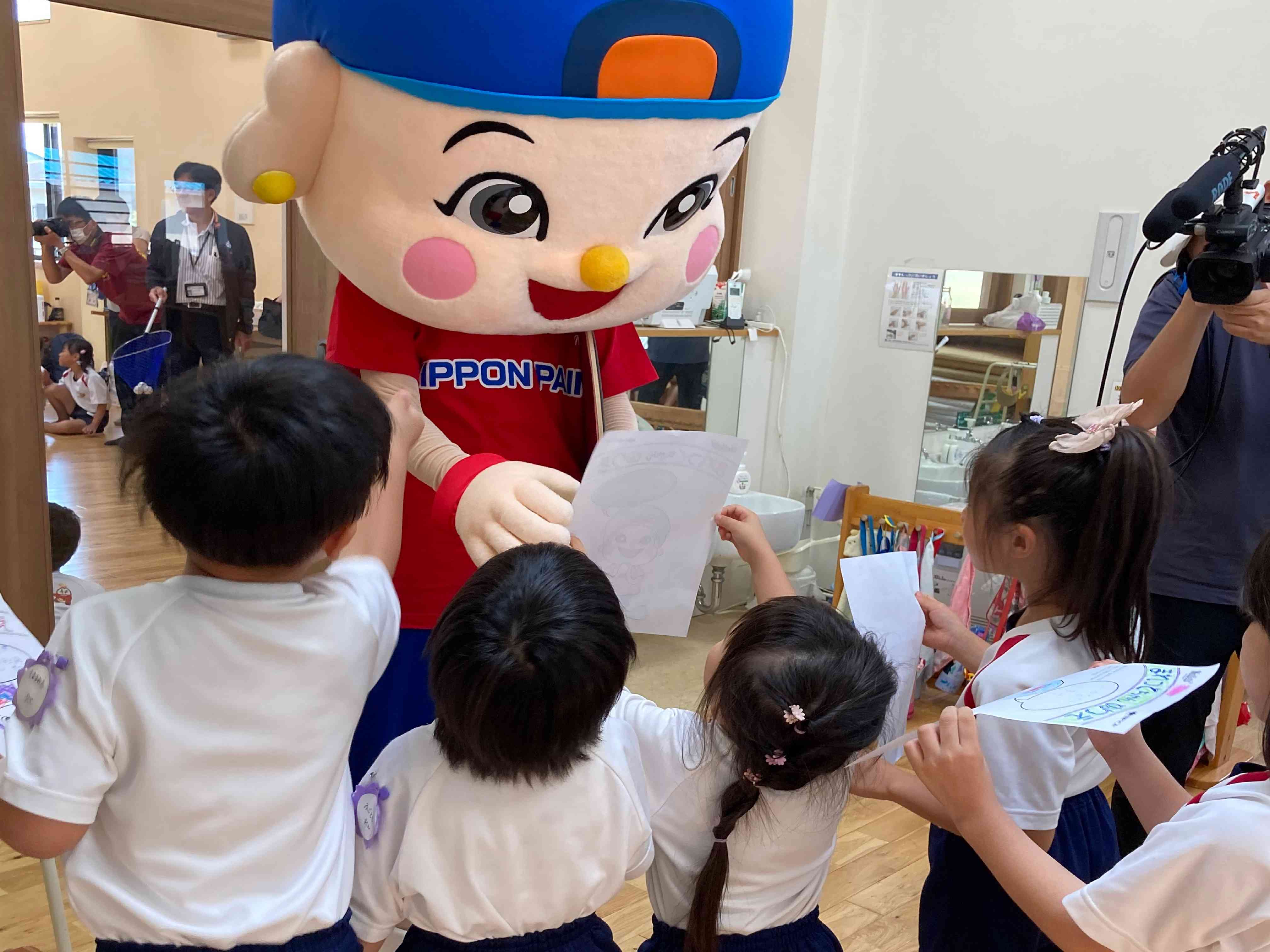 マレットちゃんに塗り絵を見せる園児たち