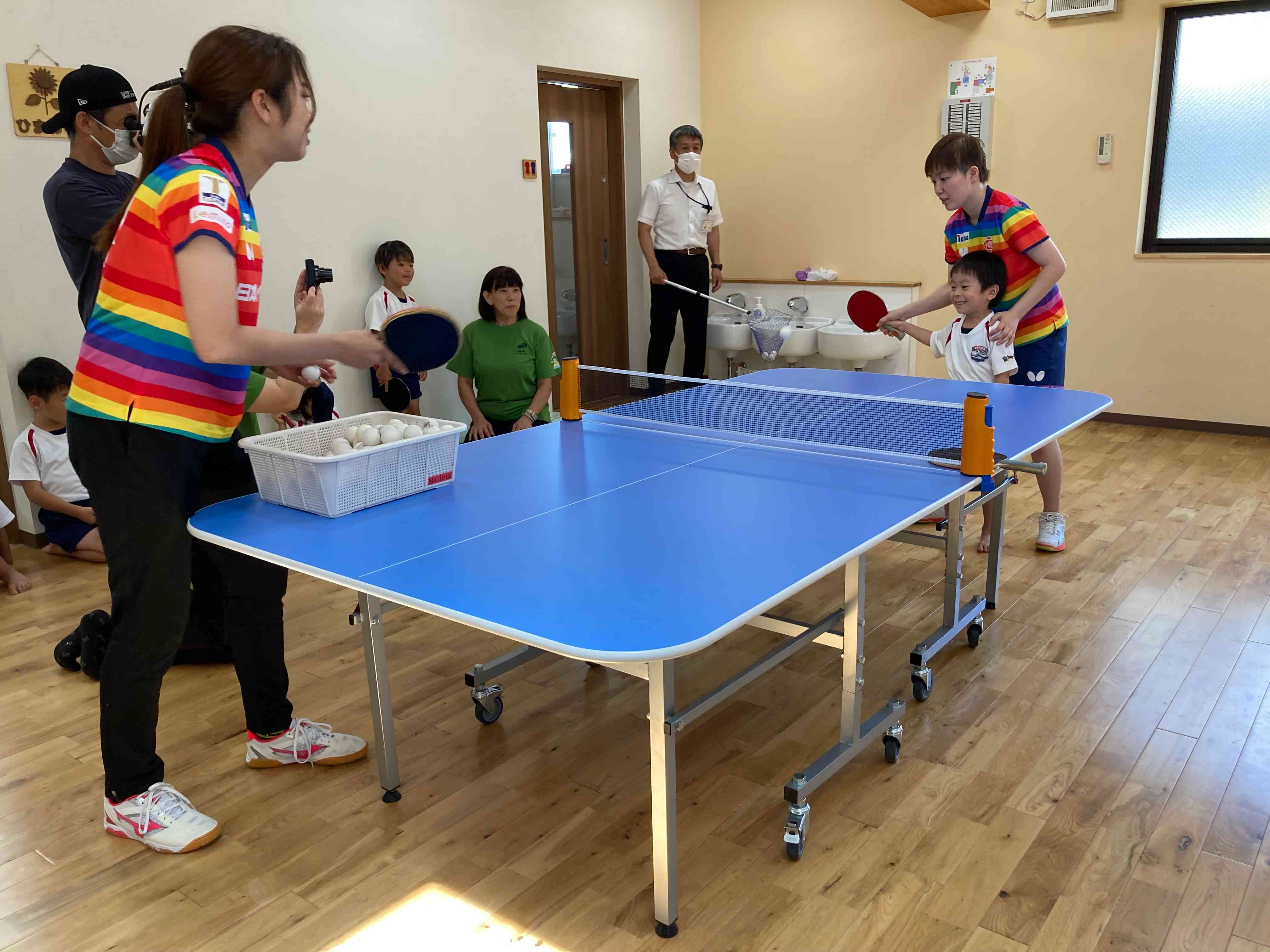 芝田選手(右)と一緒に打つ園児