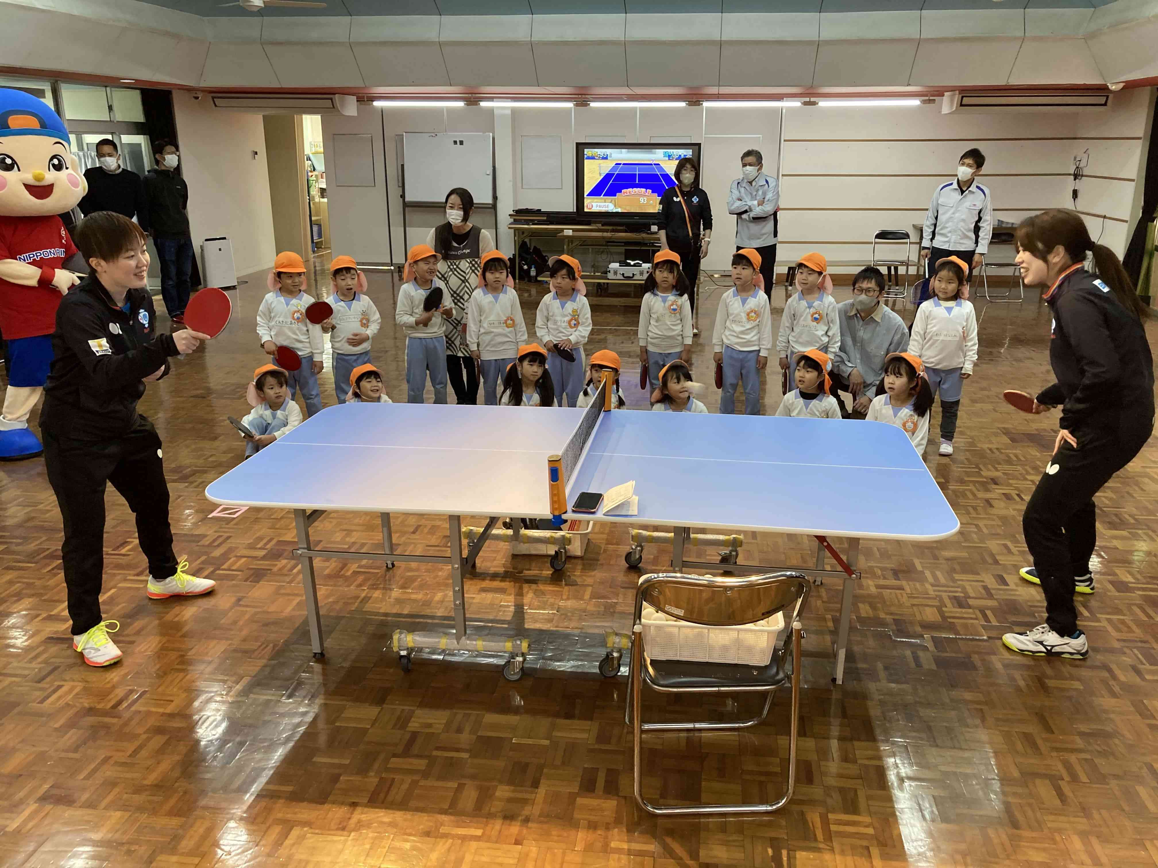 芝田選手・打浪アンバサダーのボールの速さに唖然とする園児の皆さん