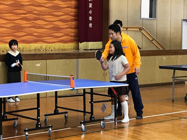 卓球の技を次々と披露