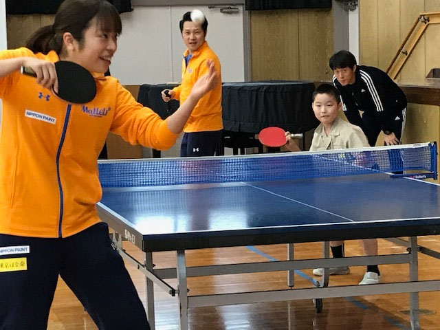 代表児童が選手と対戦