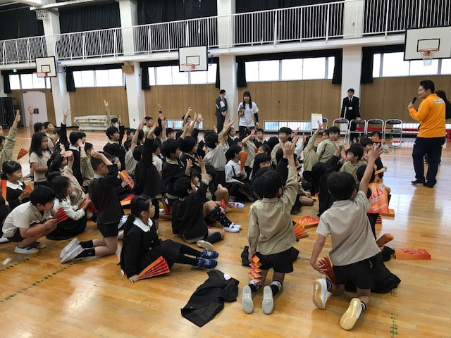 卓球の技を次々と披露