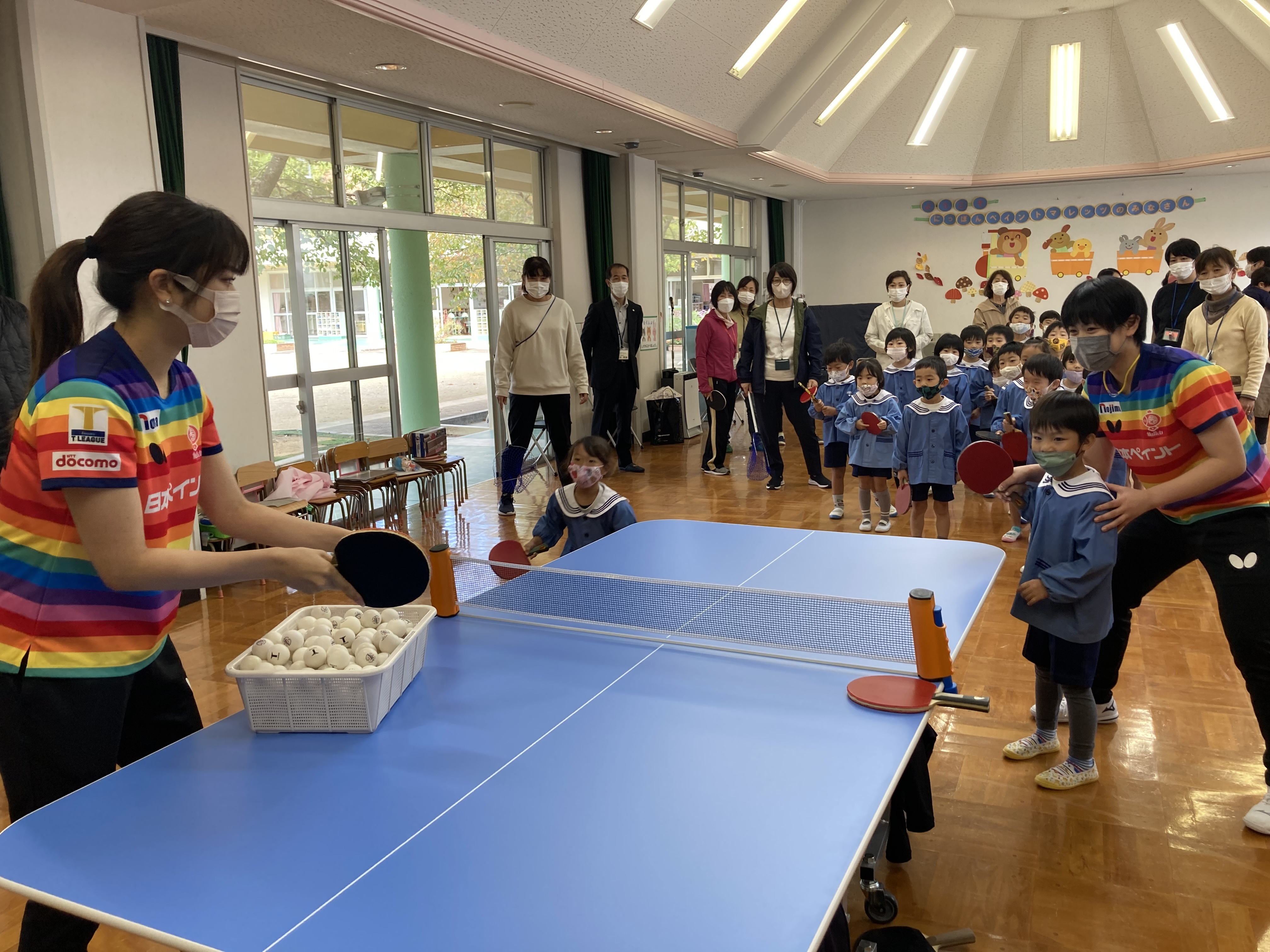 卓球教室に参加する面田選手、打浪選手