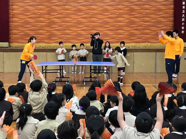 代表児童が選手と対戦